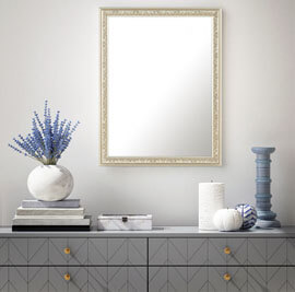 Ezüst tükör a folyósón