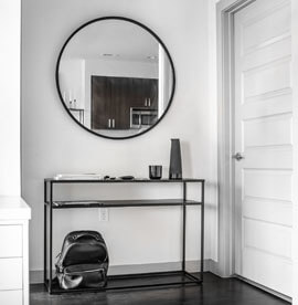 Nagy fekete kerek tükör az előszobában