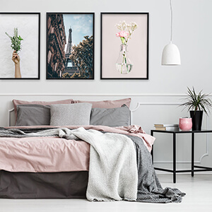 Fekete kereteket tartalmazó képfal