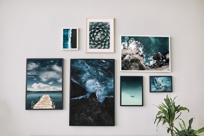 Képgaléria fal kék tónusú motívumokkal