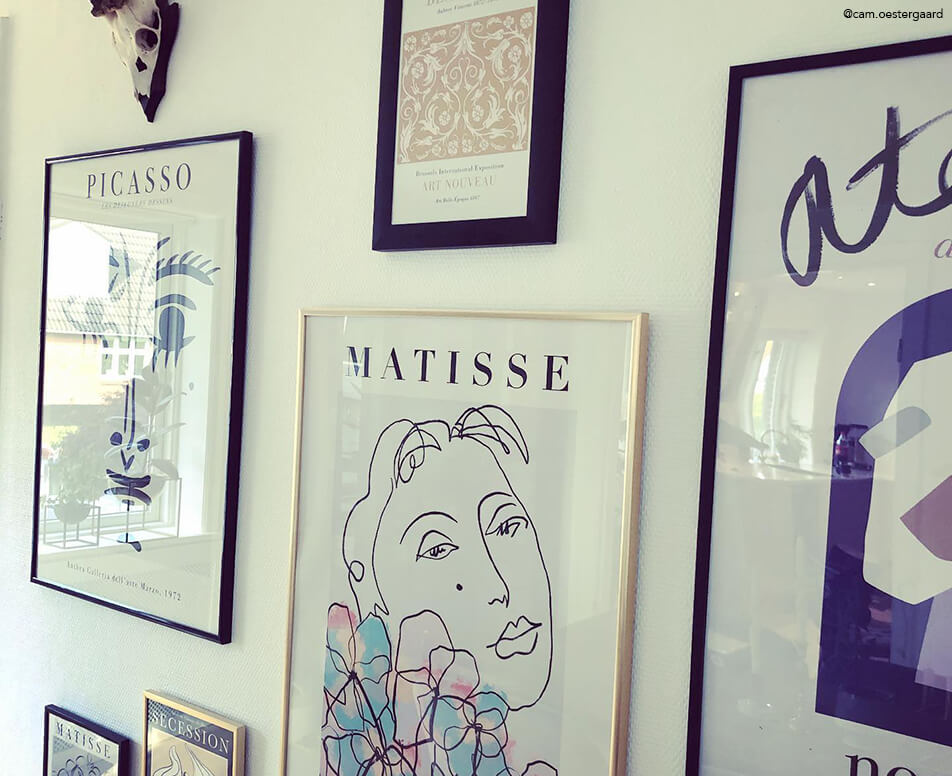 Galériafal fekete és arany keretekkel