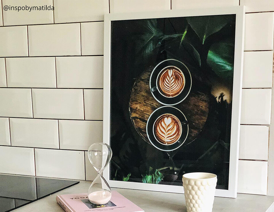 Konyhai poszter kávéscsészékkel fehér csempe előtt - Konyhai dekoráció