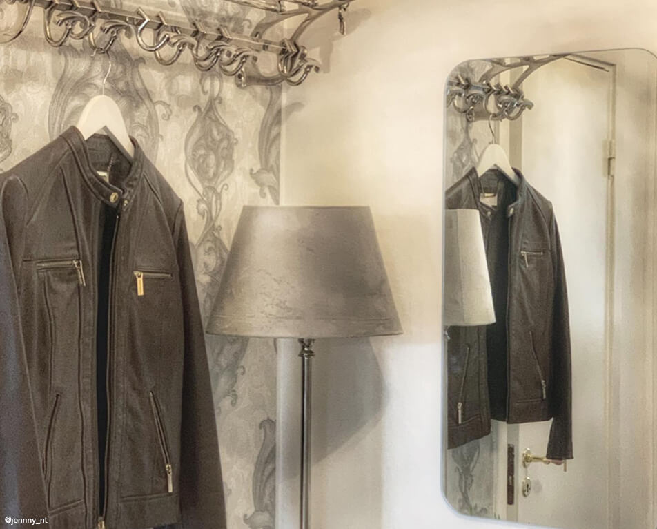 Előszobai berendezés – fém kalaptartó, akasztók, téglalap alakú tükör és szürke lámpa