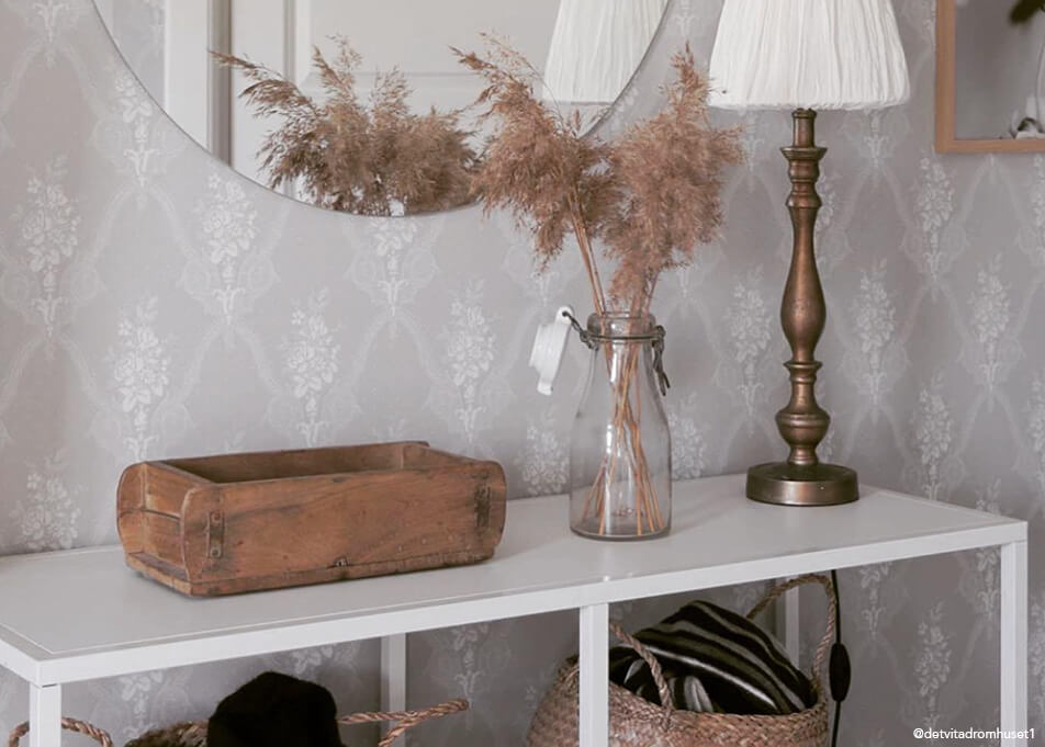 Előszobai berendezés – apró tárgyak tárolása fa tálban, kerek tükör, bronzlámpa