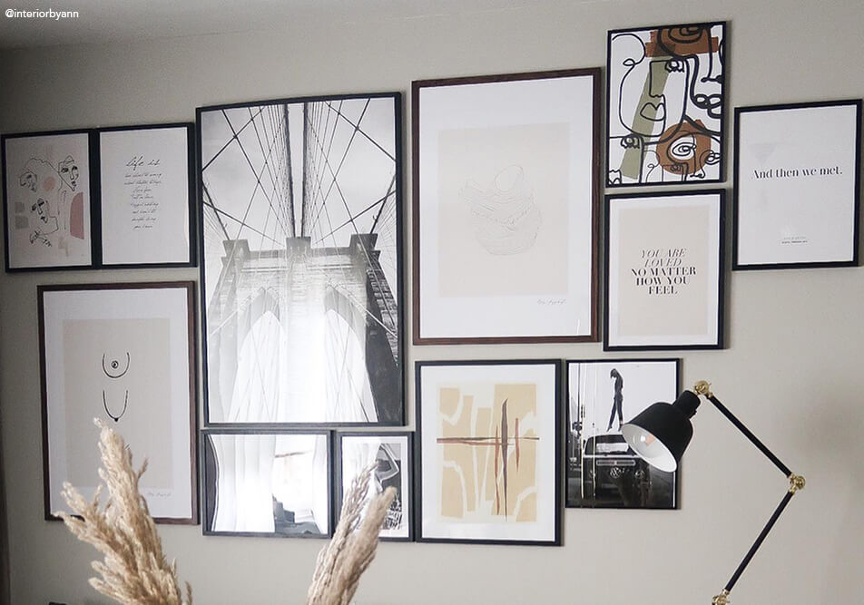 Nagy galériafal kanapé fölött a nappaliban