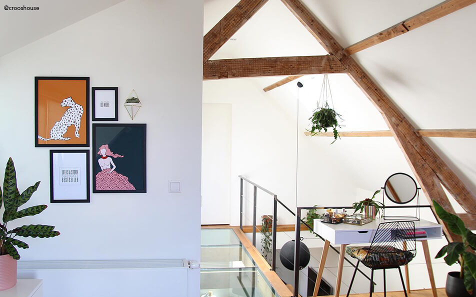 Galériafal kis helyen – ferde tető és gerendák