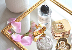 Elegáns aranyfestésű tükör, amelyet tálcaként használnak