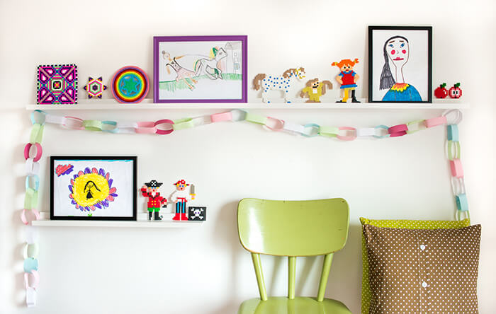 Fehér képkeretléc a gyerekszobában